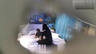 Filmare di nascosto una bellissima studentessa universitaria che entra in una stanza con il suo nuovo fidanzato