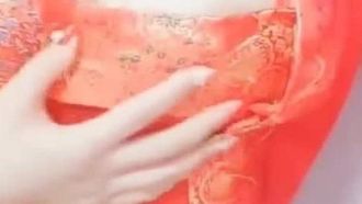 古风妹妹脱衣露奶~低声呻吟玩奶自拍!!