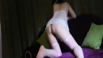La vecchia puttana Kardashian gioca con il giovane ragazzo sul divano e scopa la cagna velocemente, usando parole oscene e parolacce