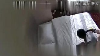 宾馆偷拍听对话是还在上班的良家少妇偷偷和情人开房 正操时突然2次接到客户电话