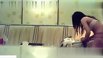 Il capo e la stellina sono stati filmati di nascosto mentre entravano in una stanza e la ragazza si stringeva i pugni con entrambe le mani.