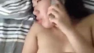 Le dije a mi esposo por teléfono que estaba bien ~ ¡pero Bobo estaba siendo follado por su amante!