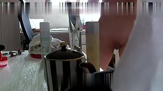 목욕 후 알몸으로 스킨케어 제품을 바르는 성형미인 몰래 촬영