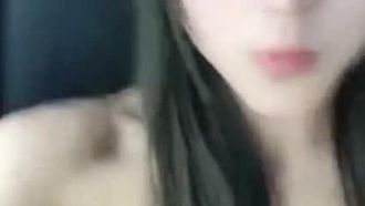 Die ultimative sexy Göttin Nana und ihr Sexpartner spielen leidenschaftlich Sex im Auto