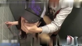 Una bella ragazza era così sola mentre stava visitando un luogo panoramico che ha portato il suo ragazzo nel bagno pubblico, l'ha scopata come una pazza e si è fatto un selfie