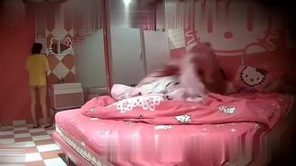 Ein besonderes Hotel filmte heimlich ein hübsches Mädchen mit gutem Aussehen in Shorts und ihren neuen Freund. Nachdem sie sich auf einer gemeinsamen Reise kennengelernt hatten, konnte der Mann es kaum erwarten, sie zweimal zu ficken, als er ins Hotel zurückkehrte!