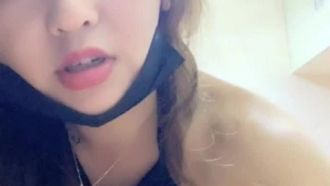 큰 가슴을 가진 잘 생긴 젊은 여성이 쇼에서 유혹하고 자위합니다. 그녀의 보지가 진동하고, 그녀의 진동하는 알이 진동하는 것이 매우 유혹적입니다. 놓치지 마세요.