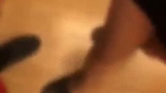 A beldade quebrou o vibrador, pediu ao entregador que o pegasse e aproveitou para seduzir o entregador