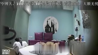 Ein vieräugiger Mann und seine Freundin wurden beim heimlichen Einchecken in ein Zimmer in einem Themenhotel gefilmt