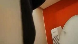 Linda garota foi filmada secretamente fazendo xixi no banheiro de um shopping