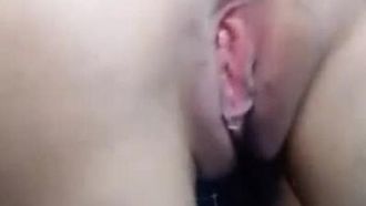 멋진 몸매를 가진 잘 생긴 소녀 Yuanyuanjiang은 가슴을 흘리고 침대에서 그녀의 음부를 드러내며 유혹적입니다.