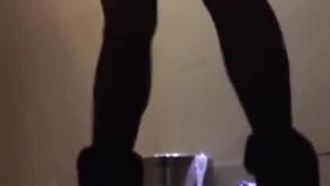 La chica patinando casi se orina en los pantalones.