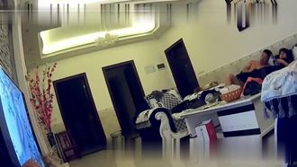 Video di sorveglianza a 360 gradi di una coppia di mezza età che toglie le mutande della moglie e fa sesso sul divano