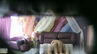Un hotel especial filmó con franqueza a una hermosa diosa de cuello blanco llamada Fan que aprovechó su pausa para el almuerzo para registrarse en una habitación con su amante a larga distancia. El hombre le dio creampie dos veces seguidas.