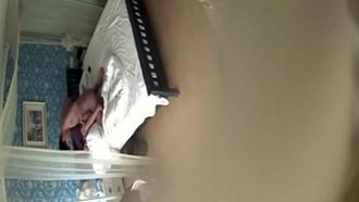 Ein junger Mann und eine Frau mit starkem sexuellen Verlangen können sich sehr gut in einem Zimmer ficken. Sie gehen nicht ans Telefon und ficken weiterhin sehr heftig auf dem kleinen Bett. Sie machen ein quietschendes Geräusch und ejakulieren auf dem Bauch schöne Frau.