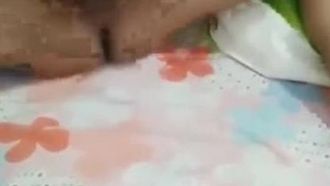 Eine rundliche junge Frau mit spärlicher Schambehaarung hat Sex mit ihrem Mann
