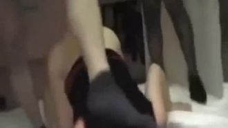 Une jeune femme immigrée à l'étranger a été capturée et violée collectivement par cinq hommes noirs et filmée