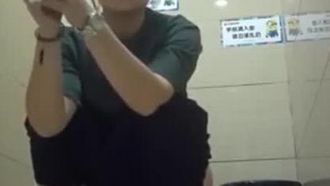 商场厕拍妹子下面的毛真多