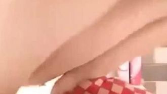 La ragazza Loli con le grandi labbra si masturba dal vivo