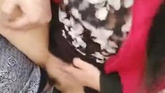 Uma jovem fazendeira safada com a bucetinha raspada seduz um careca e faz sexo com ela em uma motocicleta. Depois disso, ela fode com uma banana.