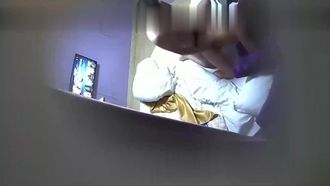 セクシーな女性同僚と一緒に部屋にチェックインすると、彼女によってベッドが揺り落とされます。