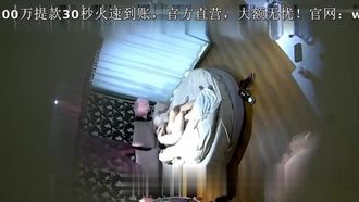 La bellezza era così arrapata che ha iniziato a giocare con il cazzo non appena si è tolta i vestiti