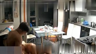 Hacker drangen in Heimkameras ein – Eine Schönheit mit kleinen Brüsten hatte zu Hause am helllichten Tag Sex mit ihrem Freund. Sie schüttelte so heftig den Kopf, dass sie ihren Freund aufforderte, sich in verschiedenen Stellungen zu bewegen.