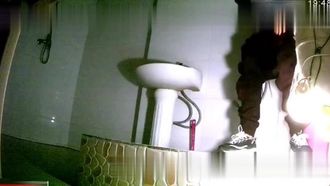 工場寮の公衆トイレで女の子を隠し撮り