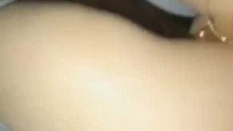 Sexy junge Frau im kurzen Rock macht verrücktes Sex-Selfie im Auto