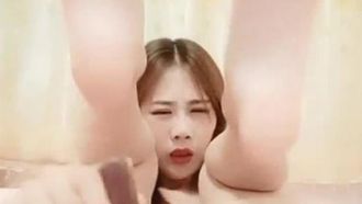날씬한 몸매의 미모의 젊은 여성이 알몸으로 젖어 보지가 매혹적이다.가지가 보지를 문지르면서 보지를 젖게 하는 동시에 빠른 침투로 보지를 훈제한다.