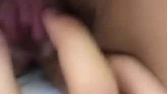 La colegiala y su obediente novio se registraron en una habitación y se tomaron selfies, primero le lamieron el coño y le sirvieron la boca.