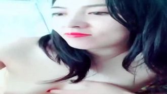 Es ist sehr charmant. Die schöne Gastgeberin hat eine bezahlte Live-Show. Sie masturbiert und gräbt ihre Vagina auf der Matte.