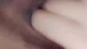 Die vierte Aufnahme der süßen Lolita im neuen Jahr, eine Nahaufnahme ihrer Muschi, die ihr Gesicht zeigt und mit einem Dilator zu sehen ist, wie mit ihrem Anus gespielt wird.