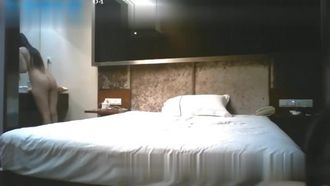 Filmare di nascosto una prostituta in un hotel con una prostituta con una gonna corta sexy