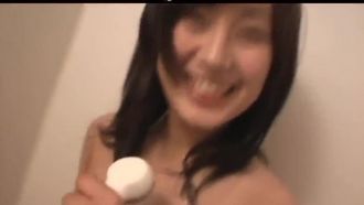 Une jeune femme et un jeune mari prennent des selfies avec passion