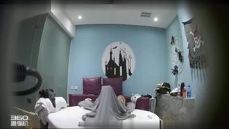 Fotografato di nascosto nella stanza del castello del love hotel. Nel pomeriggio non c'era lezione. Il ragazzo con quattro occhi e la sua ragazza si sono sistemati in una stanza. Dopo il temporale, hanno ordinato gelato e patatine fritte per ricostituire le loro energie.