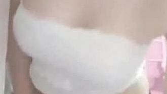 Die kokette junge Frau und die kleine Schlampe haben Oralsex mit ihrem Sexpartner und ficken sich dann selbst in die Muschi. Das ist sehr unanständig.