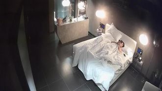 In der Luxussuite hat ein Angestelltesmädchen mit heller Haut, glattem Gesäß und kurzen Haaren Sex mit einem reichen Chef in einem Spitzennachthemd. Sie ergreift die Initiative, um im Badezimmer J8 zu essen, und hat Sex bis zum Bett. wo sie voller Leidenschaft ist.