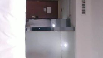 Prima di fare amicizia, metti via il telefono e registra segretamente la trasmissione in diretta. Prima fai una doccia e poi fai sesso. La vita al college è fantastica.