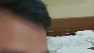 Ein mysteriöser Mann in Vietnam überträgt live eine leidenschaftliche Blowjob- und Sexshow, sehr unanständig