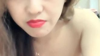 綺麗なお姉さんは可愛いキャバ嬢で若くて人妻で、胸が豊満でとても誘惑的なオナニーと潮吹きをしています。