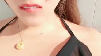 La bella padrona schizza i suoi seni. Si masturba all'aperto e si fa pompare il seno e scopare. È molto allettante.