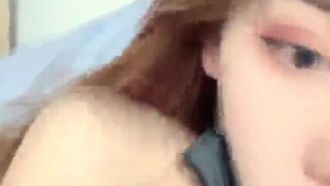 La bellissima sorella conduttrice Yan, di bell'aspetto, ha uno spettacolo in diretta. Ha una bella figura ed è molto attraente quando si masturba appassionatamente.