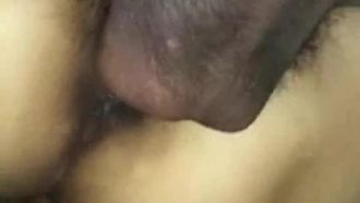 El coño caliente de la esposa japonesa de un soltero negro y grueso se corre mucho al final y lo guarda