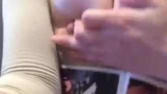 La mia amica è una ragazza con le tette! I seni grandi sembrano così deliziosi che non posso fare a meno di volerli assaggiare: ha cambiato le mani per coprirli e li ha scoperti accidentalmente