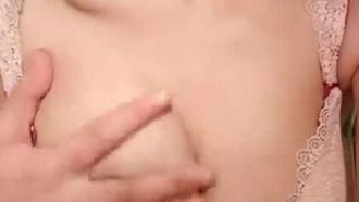 Beautiful-breasted wives can take off their clothes and play with their cunts~ Slightly mature boobs are also very attractive~