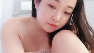隣の綺麗でムチムチなお姉さんがライブで熱心にオナニーしてるのがとてもそそられます。