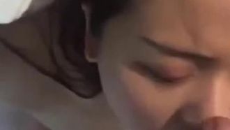 La moglie del mio amico non voleva ricevere un creampie dopo che l'avevo scopata~ quindi ho dovuto usare la sua faccia come bersaglio!!