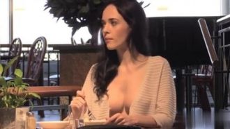 Eine heimliche Aufnahme eines heißen und sexy Mädchens, das in einem Restaurant isst ... Ich hätte nicht erwartet, dass die andere Partei ihre Kleidung selbst aufknöpft!