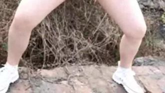 母狗在街上漏出被操，嚇跑一個男人。 。 。無奈